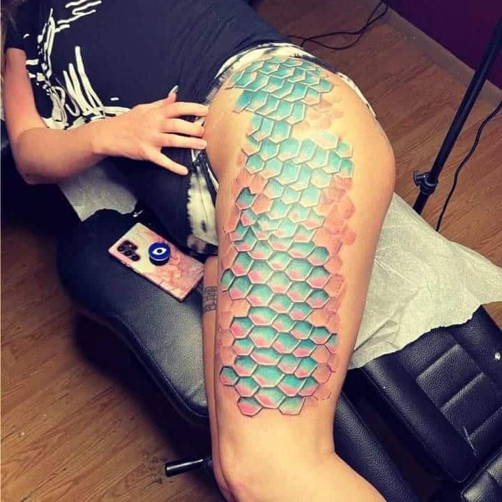bat-mat-voi-mau-tattoo-vay-rong-tren-dui bắt mắt với mẫu tattoo vảy rồng trên đùi