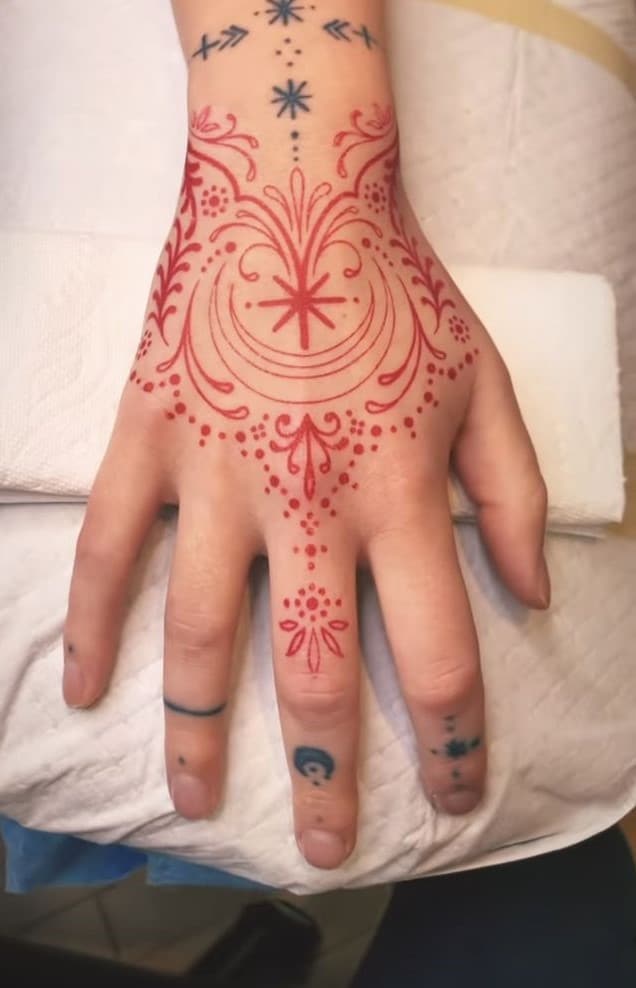 cuc-thu-hut-voi-mau-tattoo-o-ban-tay cực thu hút với mẫu tattoo ở bàn tay