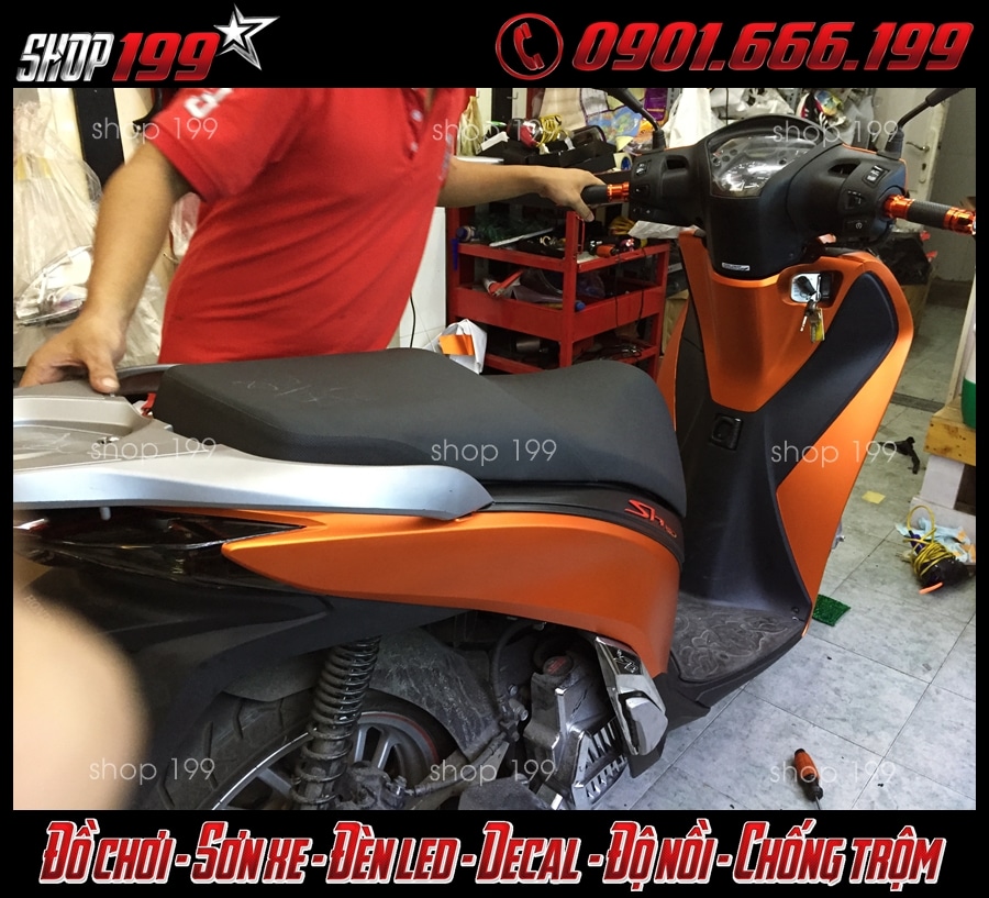 hinh-anh-dan-keo-xe-doi-mau-sh-gia-re-tai-hcm-2073-1 Honda SH dán keo đổi màu thành màu cam phù hợp với những người mệnh Thổ