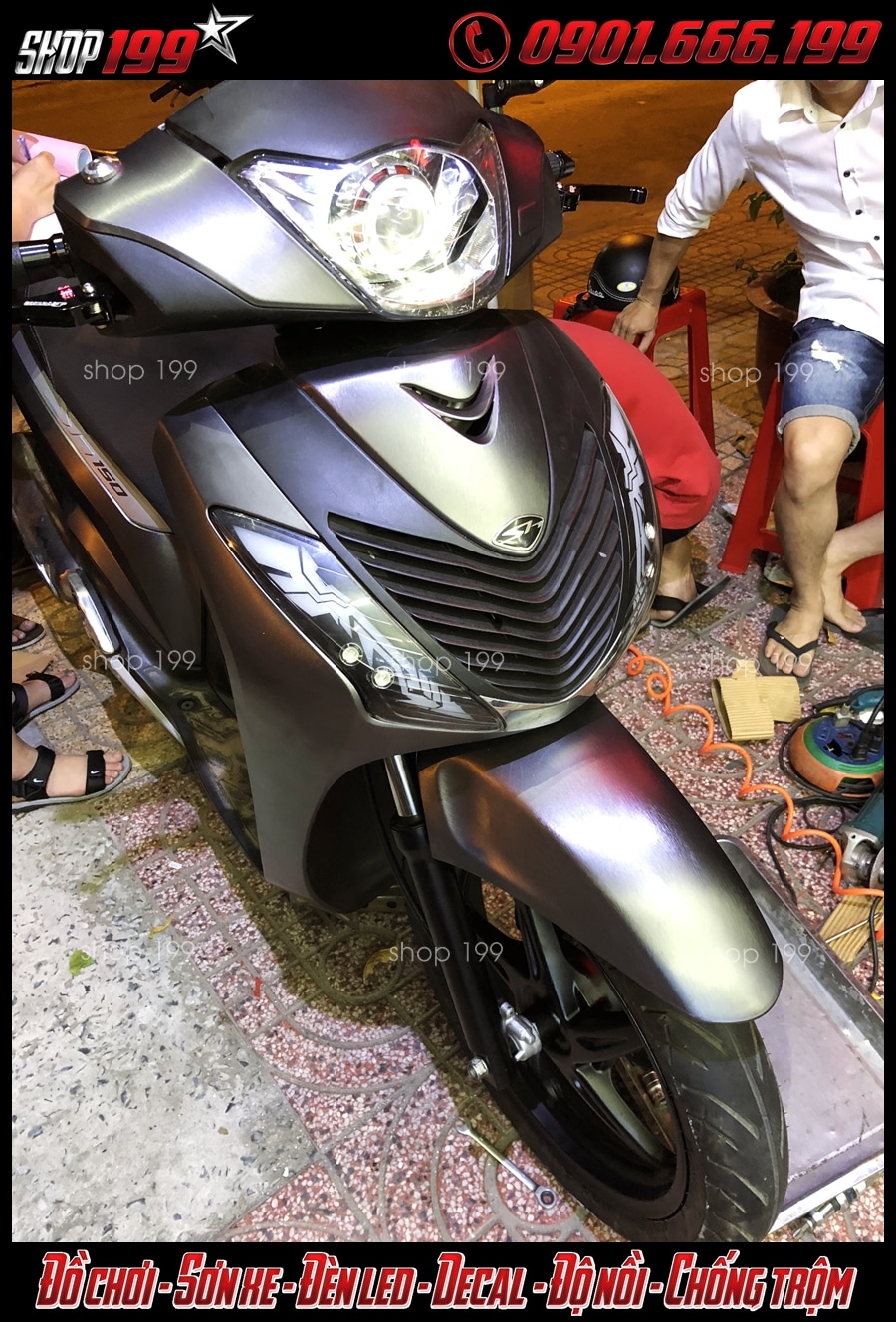 hinh-anh-keo-nhom-xuoc-xe-doi-mau-sh-gia-re-tai-hcm-2016-1 Hình ảnh Honda SH dán keo nhôm xước màu xám hợp với mệnh Kim