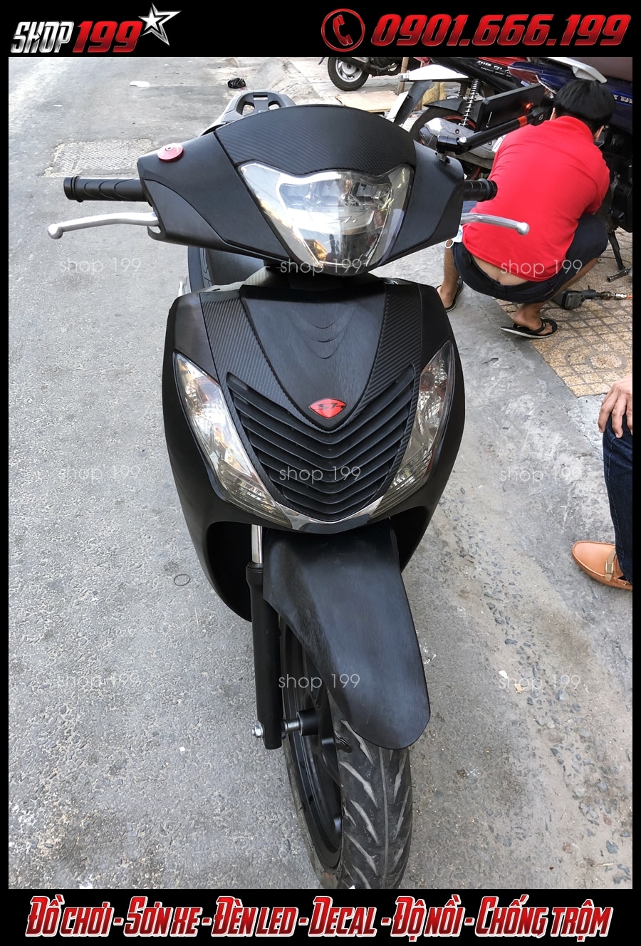 hinh-anh-keo-nhom-xuoc-xe-doi-mau-sh-gia-re-tai-hcm-2022-1 Hình ảnh Xe Honda SH dán keo nhôm xước màu đen cực ngầu