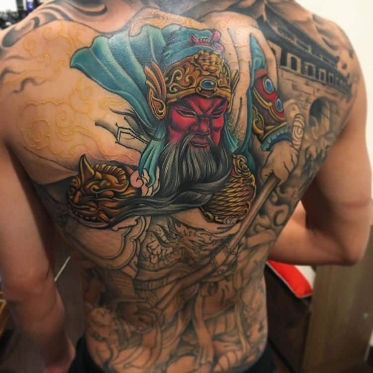 hinh-tattoo-quan-van-truong-tren-lung_045233110 Vị trí lưng được ưa chuộng xăm hơn cả