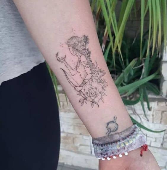 hinh-xam-co-gai-mini-thich-phieu-luu-tham-hiem hình xăm cô gái mini thích phiêu lưu thám hiểm