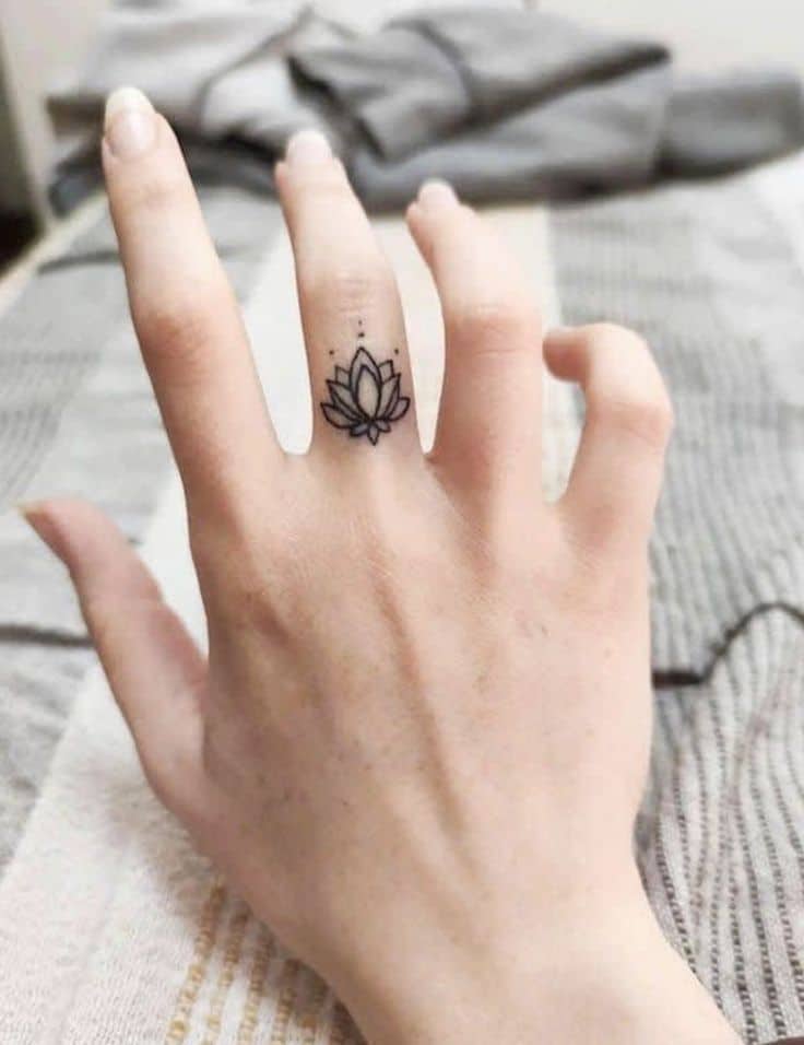 hinh-xam-hoa-sen-mini-o-ngon-tay-toa-sang hình xăm hoa sen mini ở ngón tay tỏa sáng