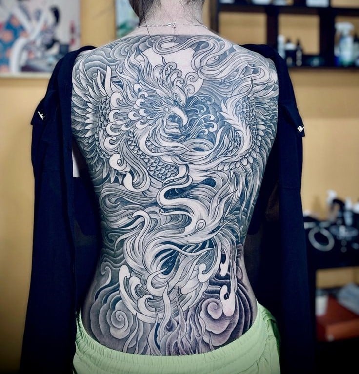 hinh-xam-lung-phuong-hoang-don-sac hình xăm lưng phượng hoàng