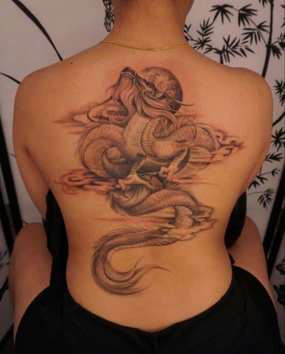 hinh-xam-rong-kin-lung-1 tattoo hình xăm rồng đơn sắc của chị khách ở lưng