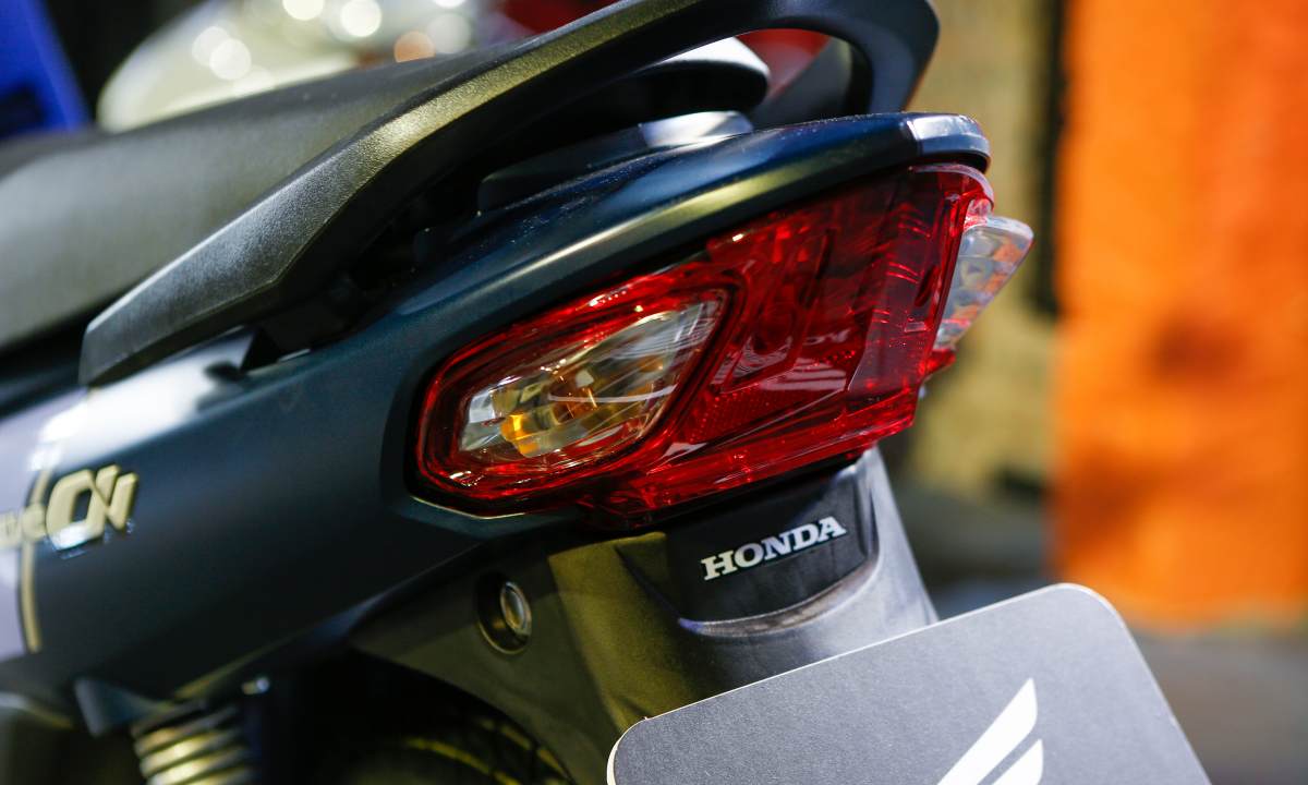 honda-wave-alpha-110-ban-co-dien-2025-4 Đèn hậu và đèn xi nhan đuôi Halogen.