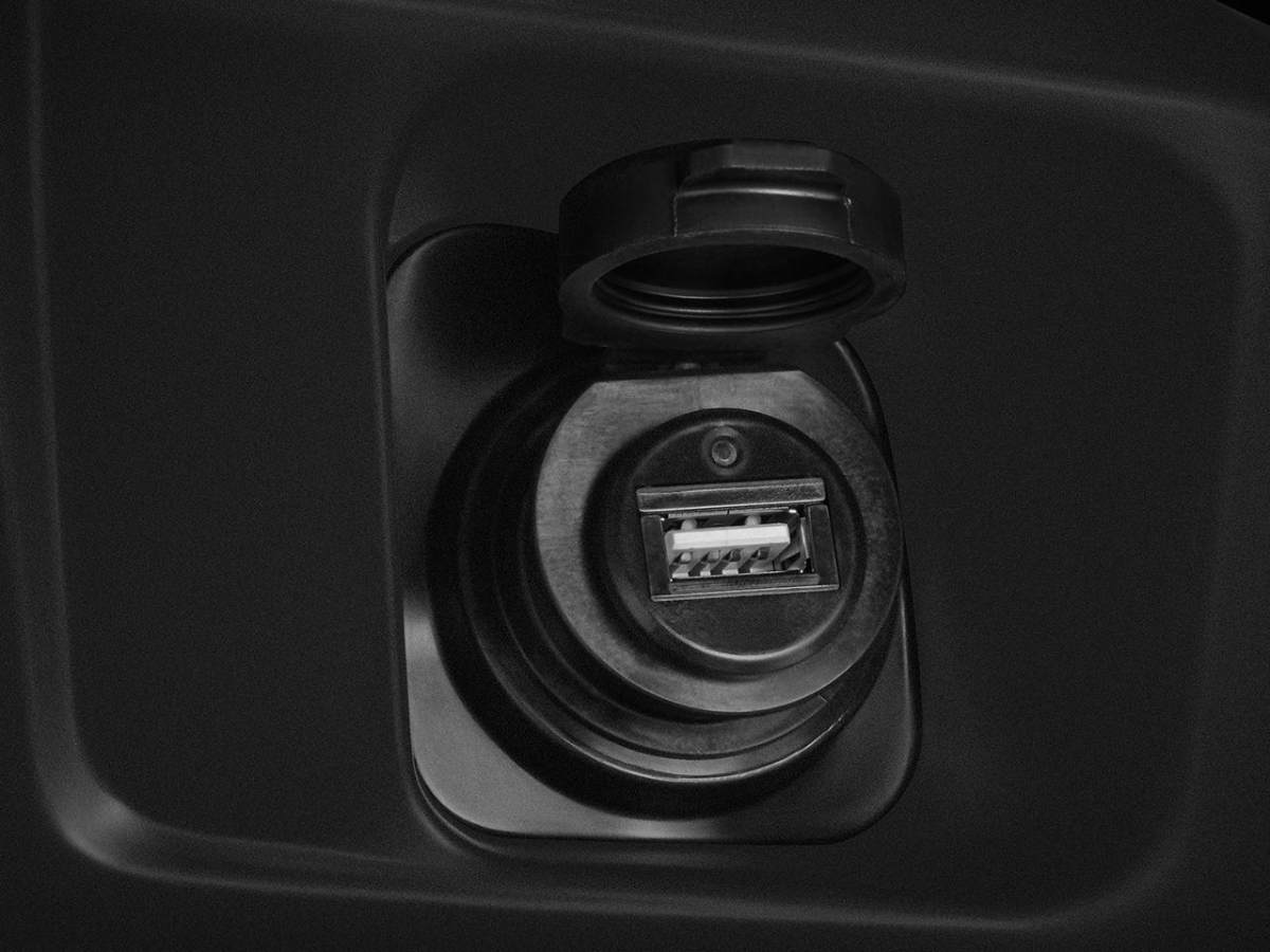 honda-winner-x-2024-3-1 Cổng sạc USB Type A trên phiên bản Đặc biệt và Thể thao