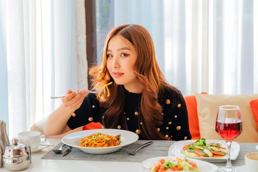 khong-an-qua-nhieu-mi-xao-bao-nhieu-calo Bạn không nên ăn quá 300g mì xào trong một bữa ăn để tránh bị thừa cân.