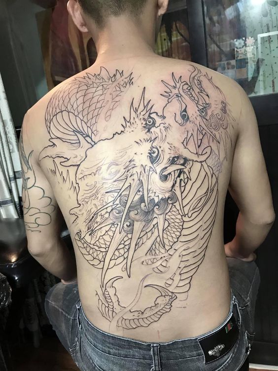 len-net-hinh-xam-rong-kin-lung-cho-khach lên nét hình xăm rồng kín lưng cho khách
