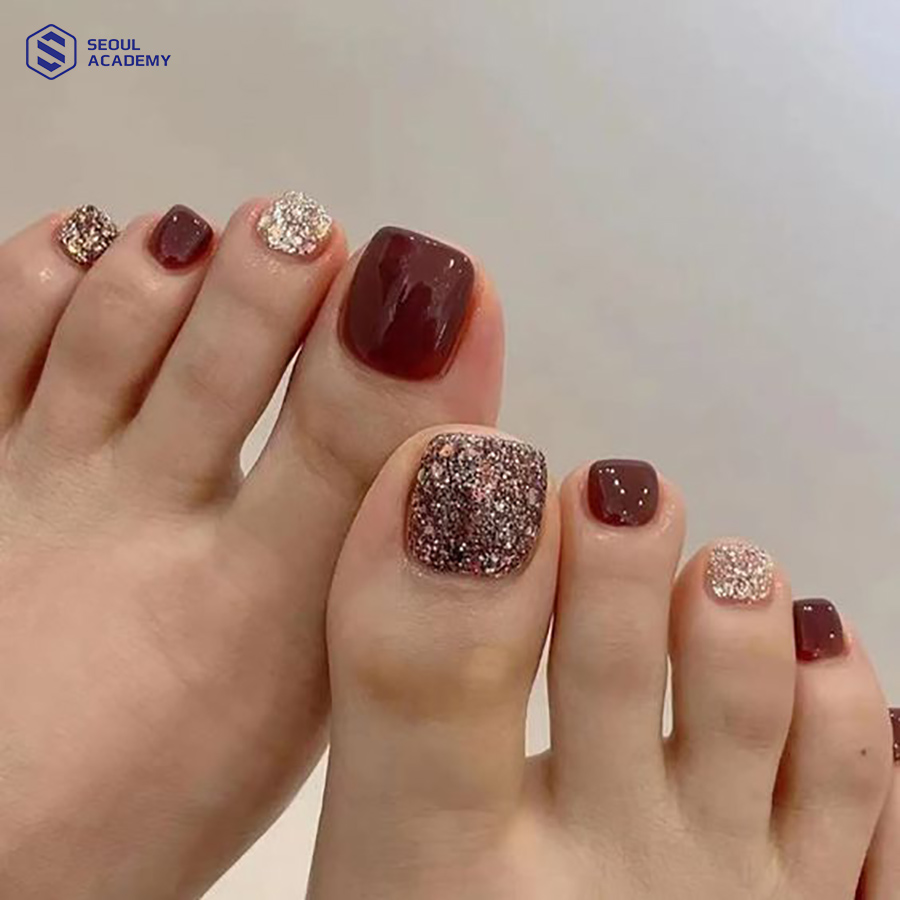 mau-nail-chan-mau-do-10 Bên cạnh hoạ tiết cherry, nail chân sơn đỏ có thể kết hợp thêm vẽ quả dâu cùng tone