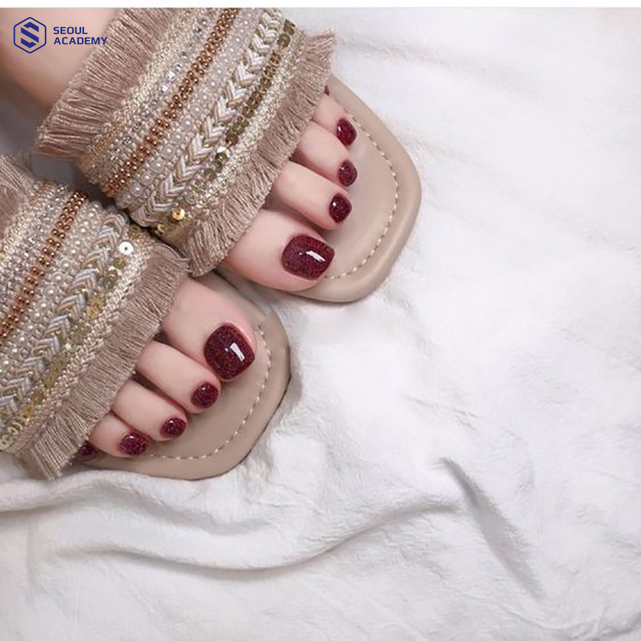 mau-nail-chan-mau-do-11 Vẻ đẹp nhẹ nhàng, nữ tính không kém phần thu hút từ bộ móng chân vẽ hoa