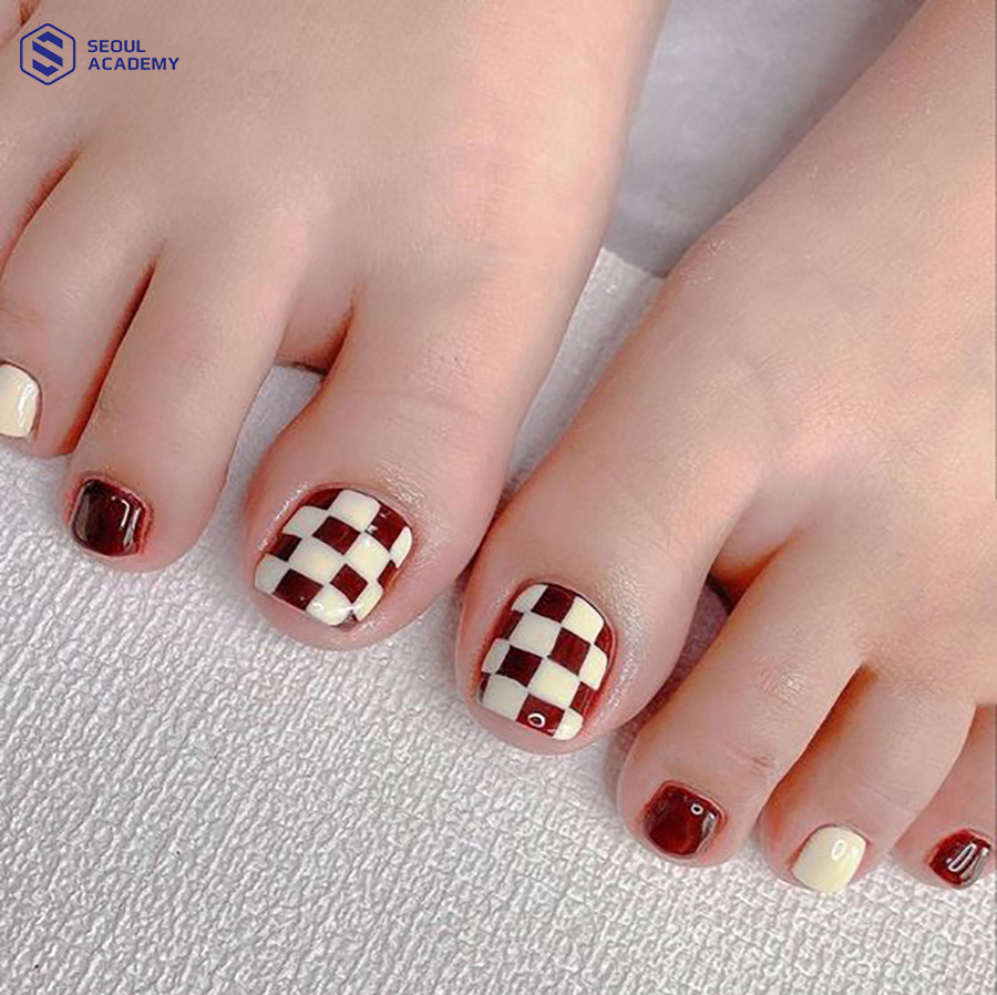 mau-nail-chan-mau-do-12 Kiểu nail chân màu đỏ vẽ hoa cực kỳ phù hợp mùa lễ hội