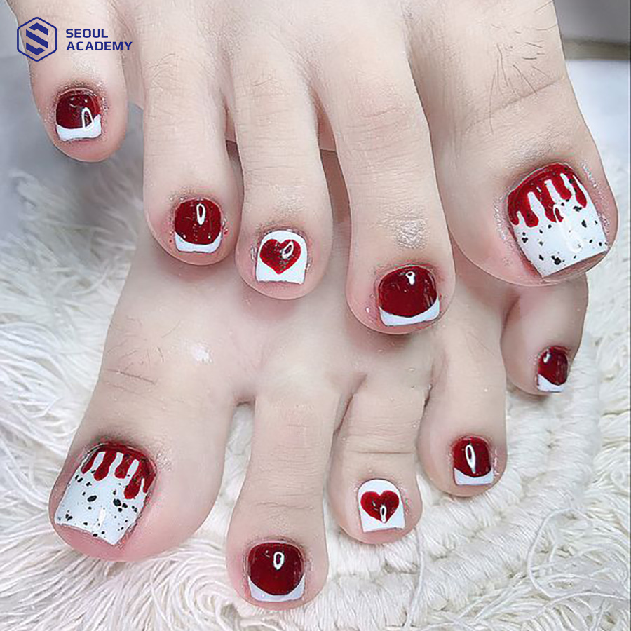 mau-nail-chan-mau-do-14 Vẻ đẹp sang chảnh và quý phái đến từ nail đỏ ẩn xà cừ