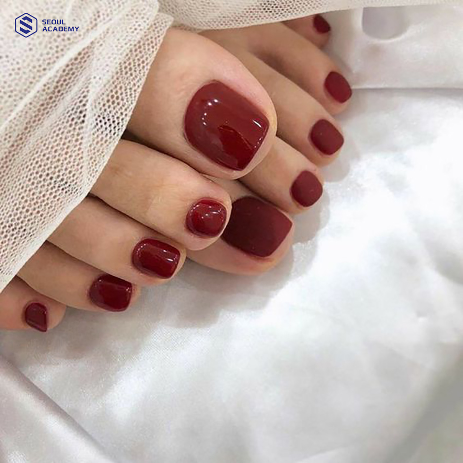 mau-nail-chan-mau-do-2 Mẫu nail chân sơn màu đỏ kết hợp hoạ tiết kẻ đơn giản