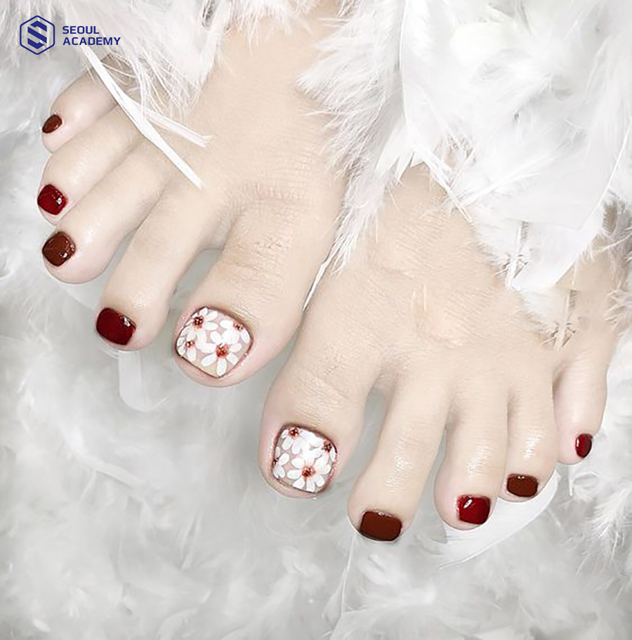 mau-nail-chan-mau-do-22 Đơn giản nhưng thu hút với mẫu nail chân sơn màu đỏ noel
