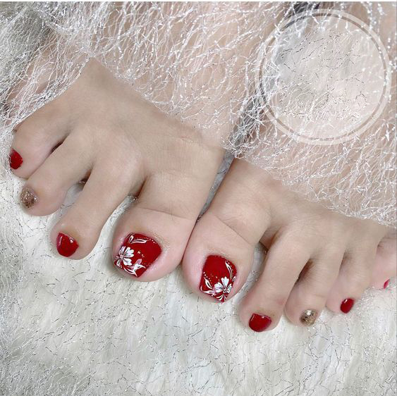 mau-nail-chan-mau-do-24 Hoạ tiết mèo thần tài kết hợp màu sơn đỏ nổi bật trong bộ móng chân Tết