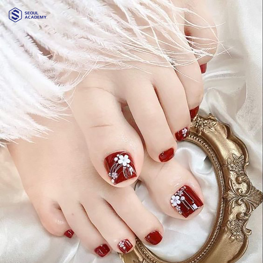 mau-nail-chan-mau-do-25 Mẫu nail chân màu đỏ đẹp, thời thượng không kém phần trẻ trung