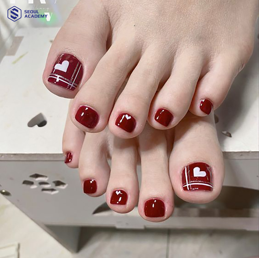 mau-nail-chan-mau-do-4 Kiểu nail kẻ sơn màu đỏ trẻ trung và ấn tượng