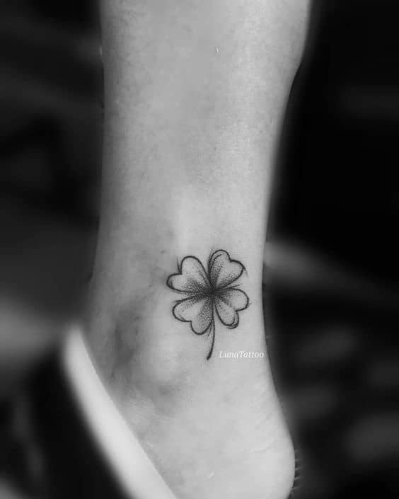 mau-tattoo-co-bon-la-o-co-chan-mang-y-nghia-binh-an mẫu tattoo cỏ bốn lá ở cổ chân