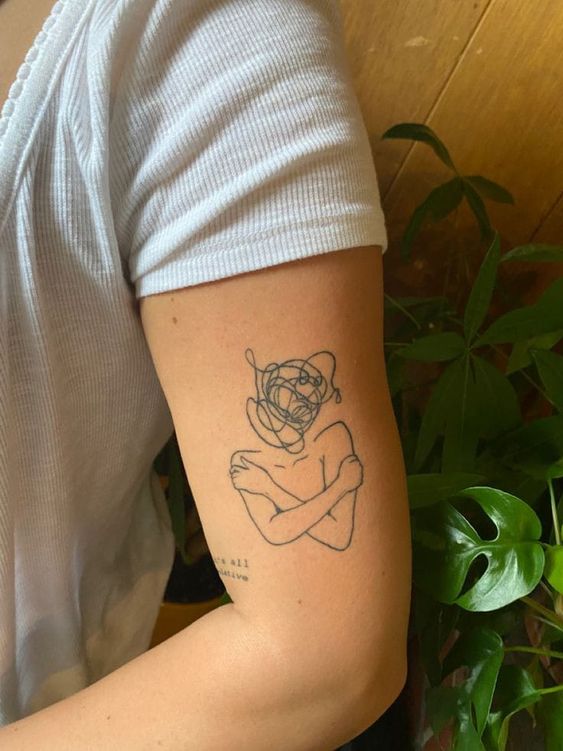 mau-tattoo-co-gai-mini-mang-nhieu-suy-nghi mẫu tattoo cô gái mini mang nhiều suy nghĩ