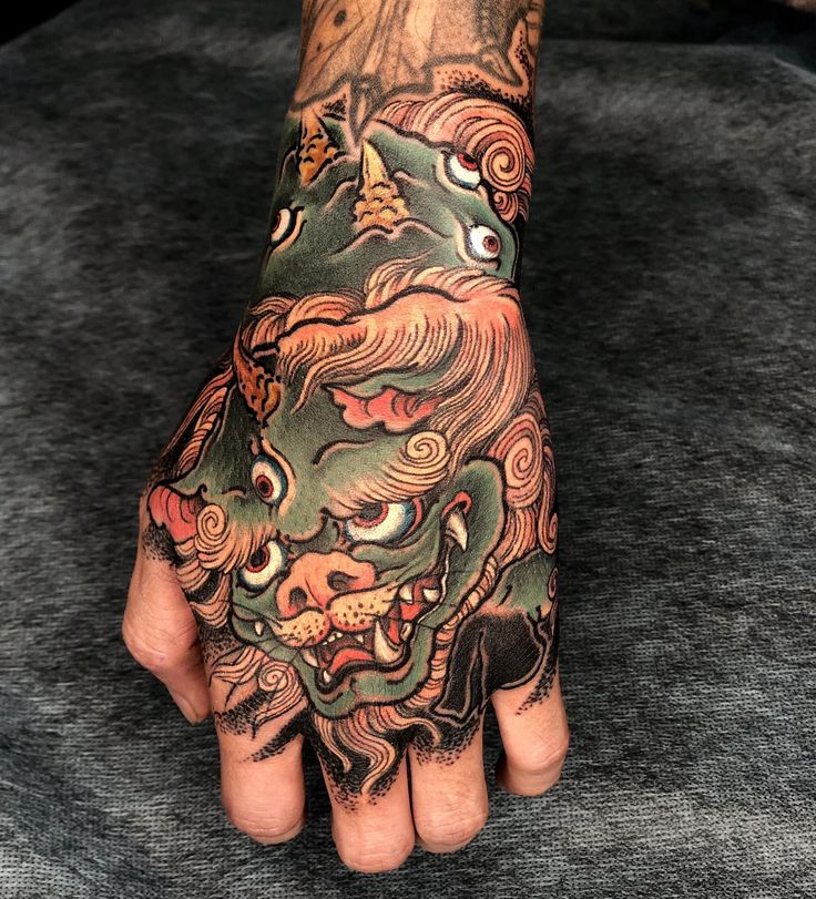mau-tattoo-dau-quy-tren-mu-ban-tay mẫu tattoo đầu quỷ trên mu bàn tay