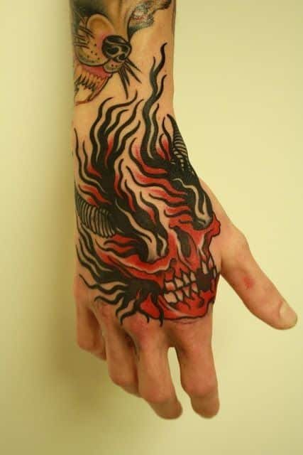 mau-tattoo-mat-quy-o-tay-anh-khach mẫu tattoo mặt quỷ ở tay anh khách