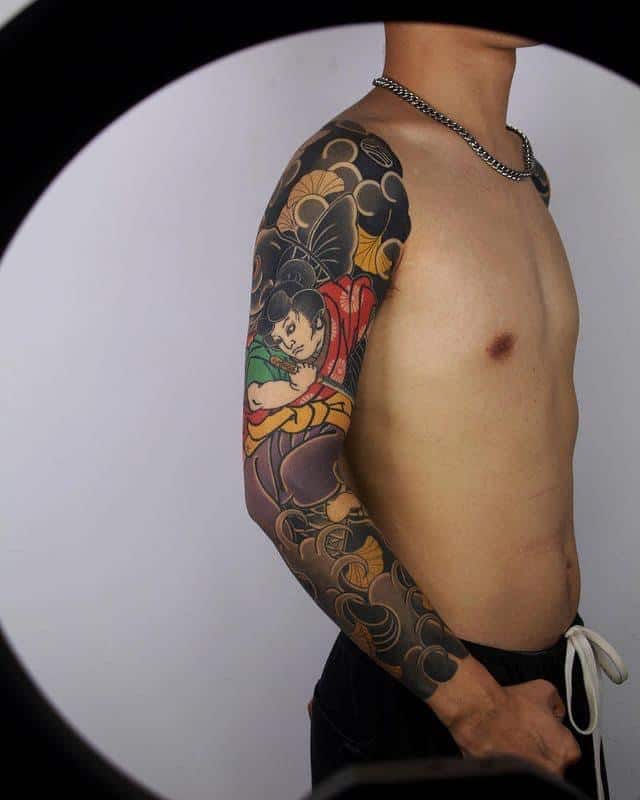 nhung-hinh-xam-nhat-co-full-tay-cho-nam Hình xăm người cầm dao nhật cổ kín tay