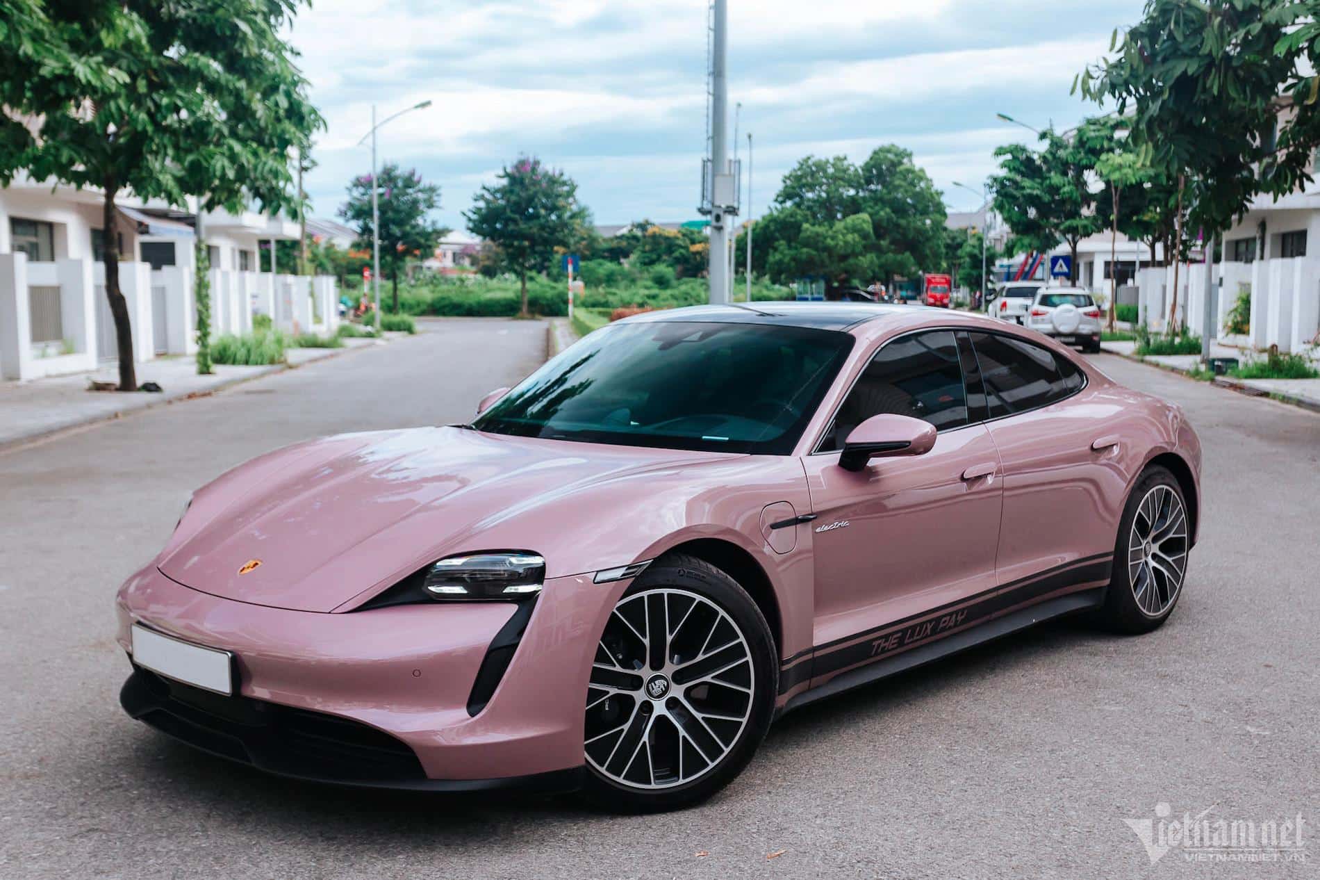 porsche-taycan-mau-hong-1 W-1_Taycan.JPG.jpg