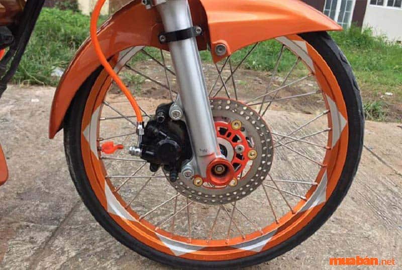 raider-do-kieng-11 Phối màu cam, trắng với đen khá hợp