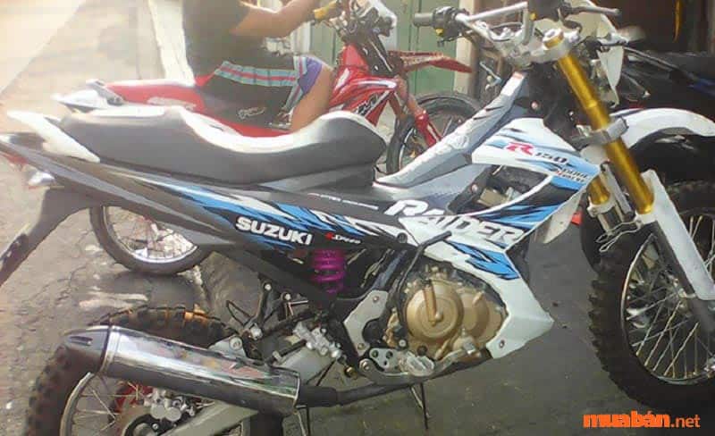 raider-do-kieng-18 Phần yếm hai bên áo cần được tinh gọn lại