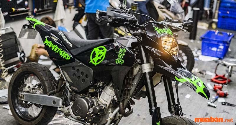 raider-do-kieng-21 Xe Raider độ kiểng cào cào nên dùng đèn một mắt chữ nhật