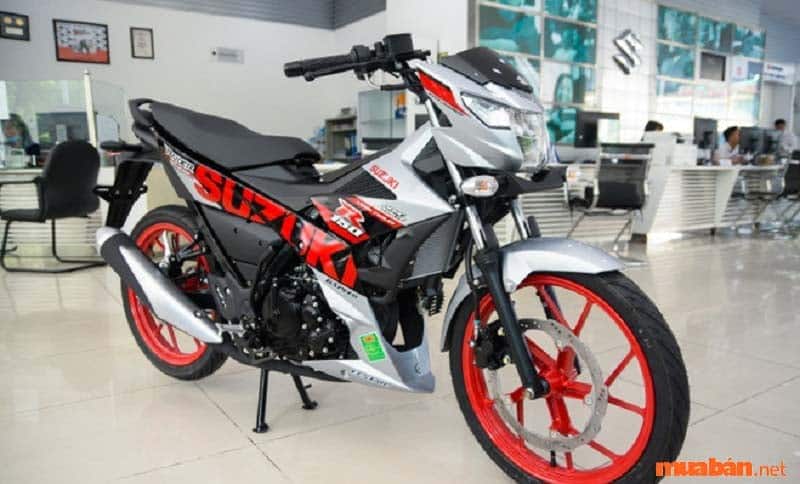 raider-do-kieng-6 Một chiếc ốp bô màu xám bạc sẽ giúp làm nổi bật tổng thể chiếc xe