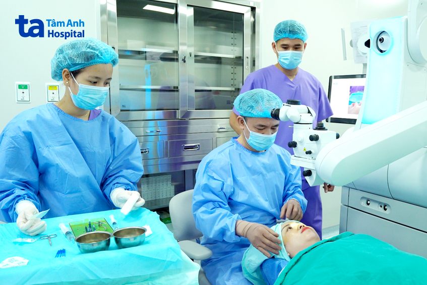 sau-phau-thuat-can-thi-nguoi-benh-nen-cham-soc-mat-theo-dung-chi-dan-cua-bac-si sau phẫu thuật cận thị người bệnh nên chăm sóc mắt theo đúng chỉ dẫn của bác sĩ