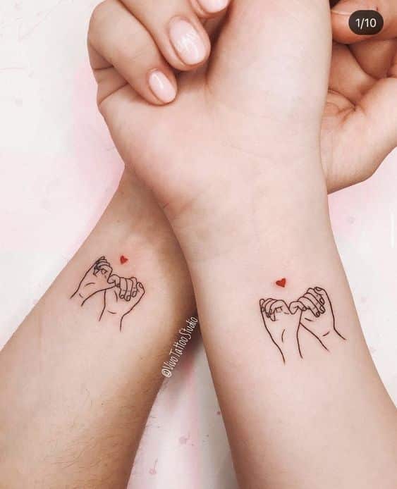 tatto-mau-hinh-ngoac-tay-tinh-yeu-o-co-tay-mini tatto mẫu hình ngoặc tay tình yêu ở cổ tay mini