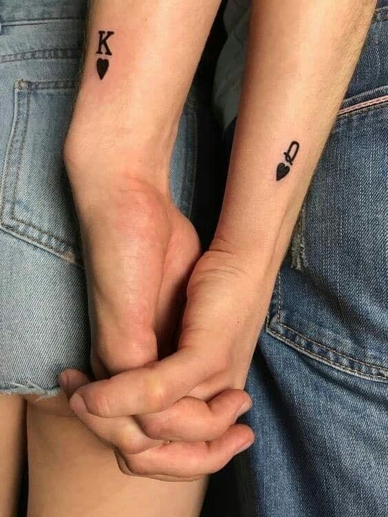 tatto-mau-king-queen-cua-la-bai-kieu-mini-cho-co-tay tattoo mẫu King-Queen của lá bài kiểu mini cho cổ tay