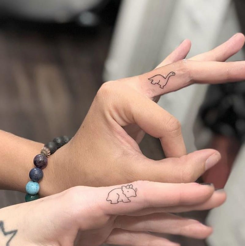 tatto13 Hình xăm mini đầy ấn tượng ở ngón tay