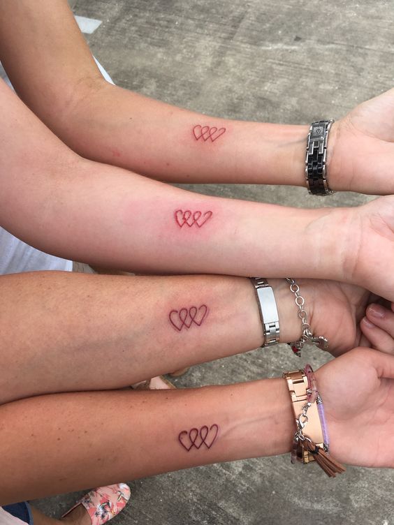 tattoo-hinh-trai-tim-net-do-mau-sang-tao-tren-co-tay-cua-hoi-ban-than tattoo hình trái tim nét đỏ mẫu sáng tạo của hội bạn thân