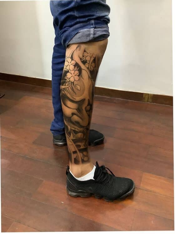 tattoo-mat-quy-den-trang-mat-ben-map-chan-e1711704316445 tattoo mặt quỷ đen trắng mặt bên bắp chân