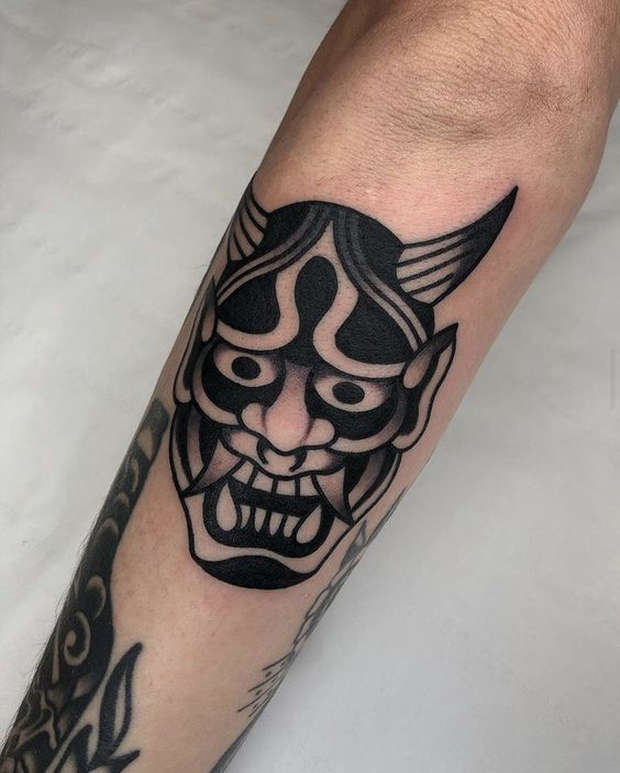 tattoo-mat-quy-den-trang-o-canh-tay-cuc-chat tattoo mặt quỷ đen trắng ở cánh tay cực chất