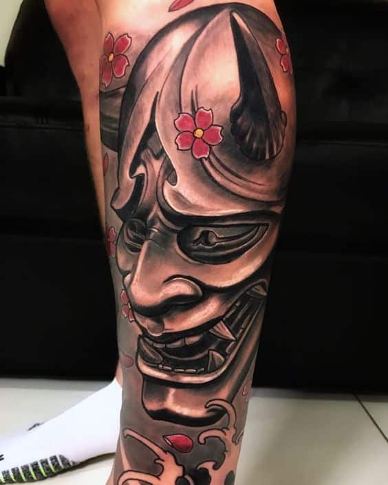 tattoo-mat-quy-ket-hop-hoa-dao-o-bap-chan tattoo mặt quỷ kết hợp hoa đào ở bắp chân