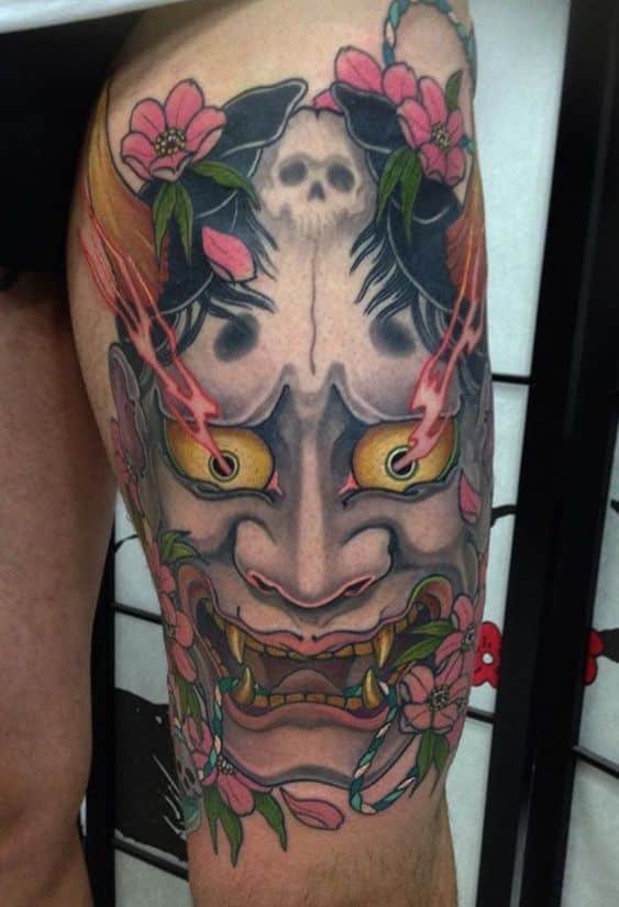tattoo-mat-quy-ket-hop-hoa-dao-o-dui tattoo mặt quỷ kết hợp hoa đào