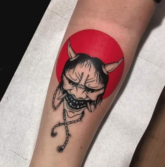 tattoo-mat-quy-ket-hop-mat-troi-o-canh-tay tattoo mặt quỷ kết hợp mặt trời ở cánh tay