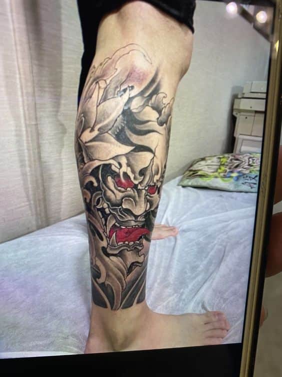 tattoo-mat-quy-mat-do-o-bap-chan tattoo mặt quỷ mắt đỏ ở bắp chân
