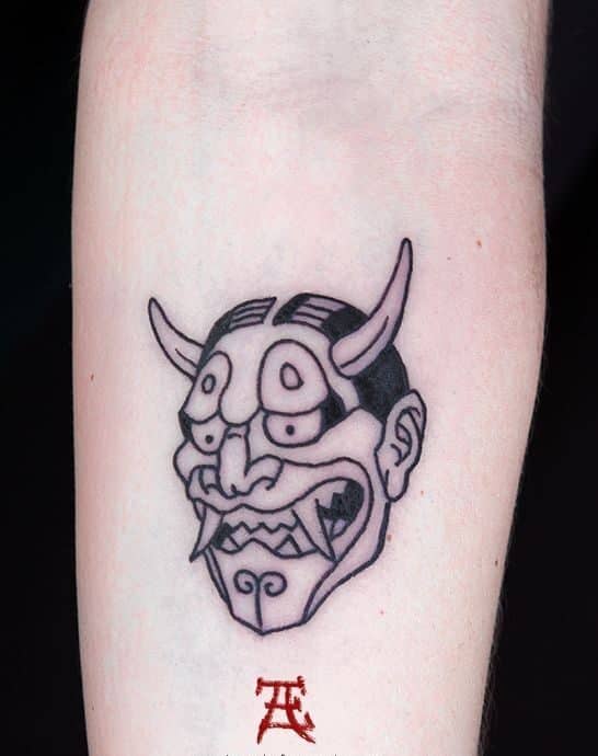 tattoo-mat-quy-mini-den-trang-tren-canh-tay-e1711686059579 tattoo mặt quỷ mini đen trắng trên cánh tay