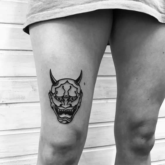 tattoo-mat-quy-trang-den-o-dui tattoo mặt quỷ trắng đen ở đùi