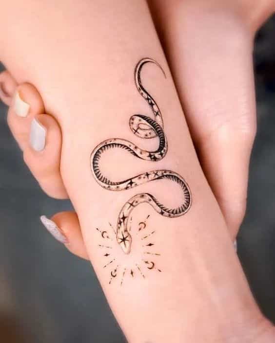 tattoo-mini-tuoi-ran-phong-cach-don-gian tattoo mini tuổi rắn phong cách đơn giản