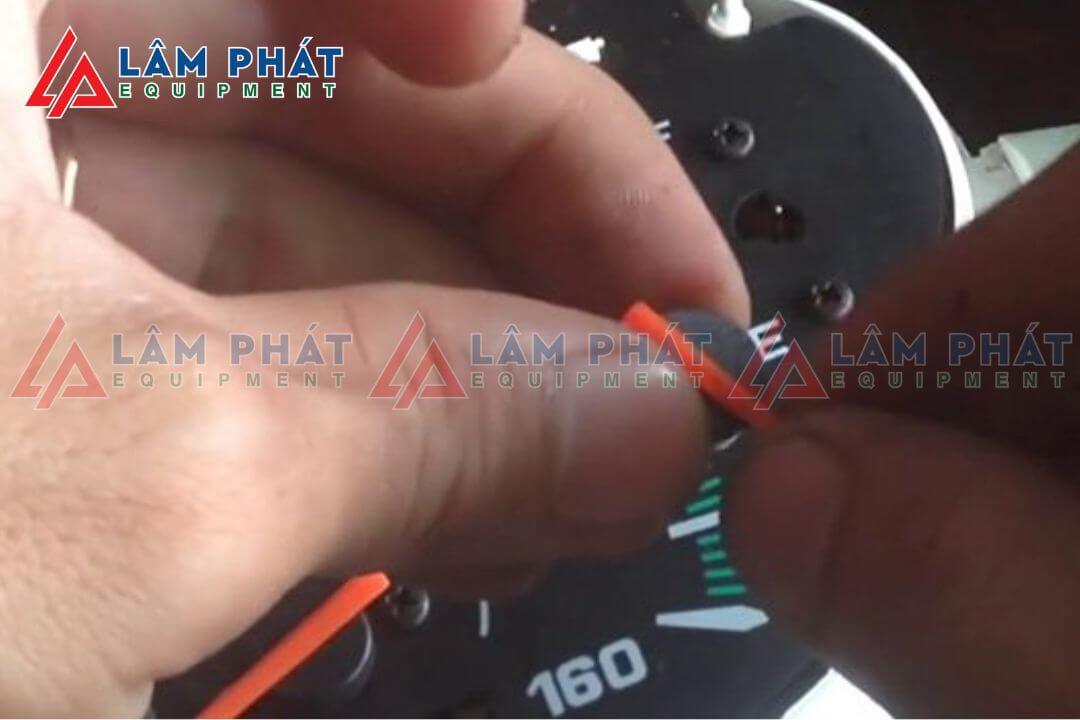 thay-kim-xang-xe-may-bao-nhieu-tien-1 Giá thay kim báo xăng xe máy