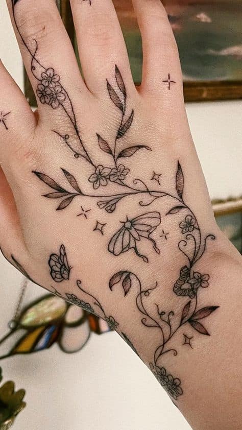 tinh-te-voi-mau-tattoo-tren-mu-ban-tay tinh tế với mẫu tattoo trên mu bàn tay