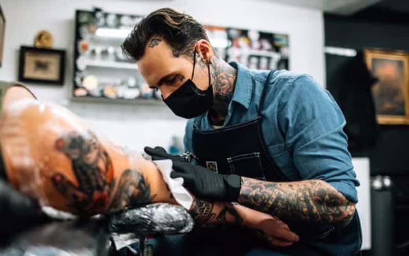 xam-nghe-thuat-13 Thợ xăm đang tạo những đường nét nghệ thuật trên cánh tay